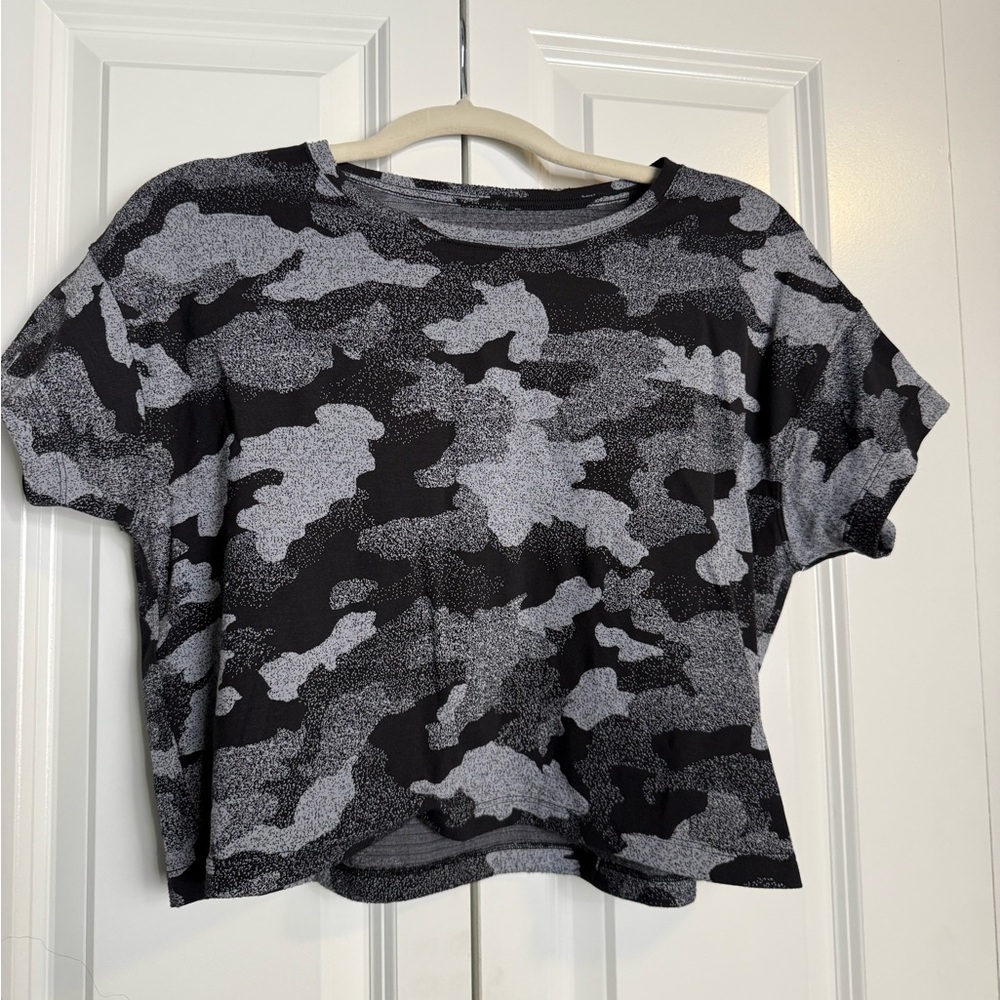 Women's Lululemon Black and Gray Camo Cropped Top Size 6